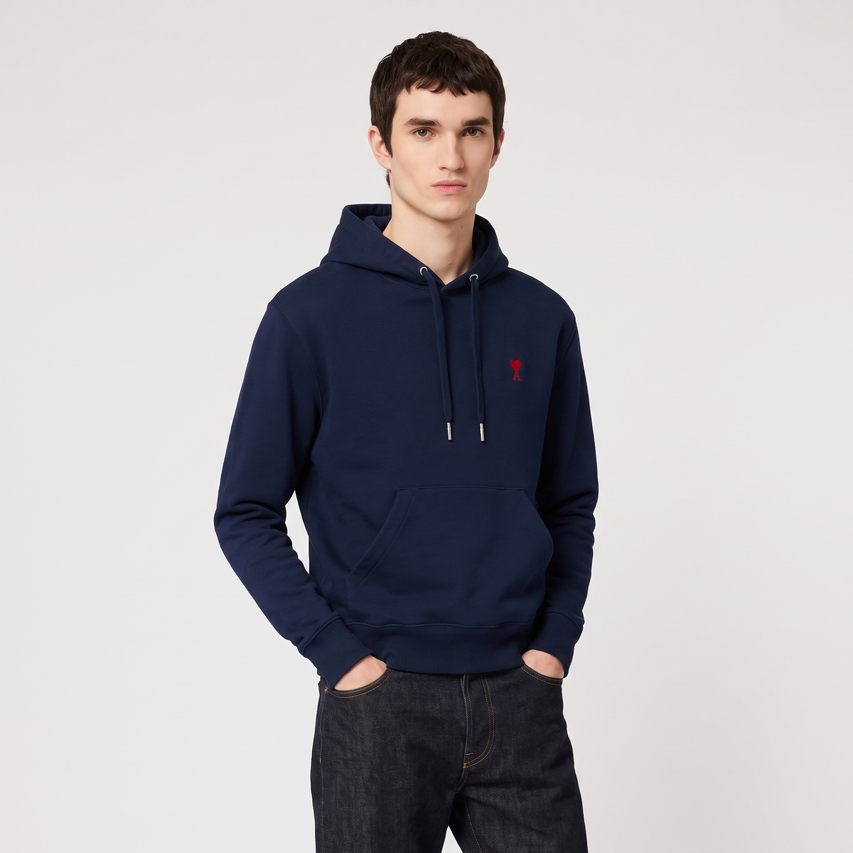 Hoodie Bleu Marine Ami de Coeur Rouge En Coton – porté – trois-quarts