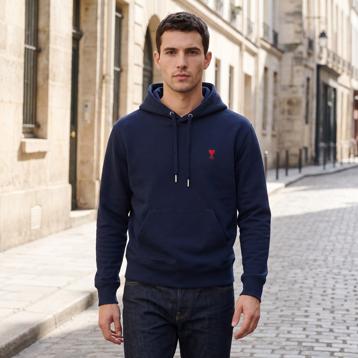 Hoodie Bleu Marine Ami de Coeur Rouge En Coton – porté – ambiance