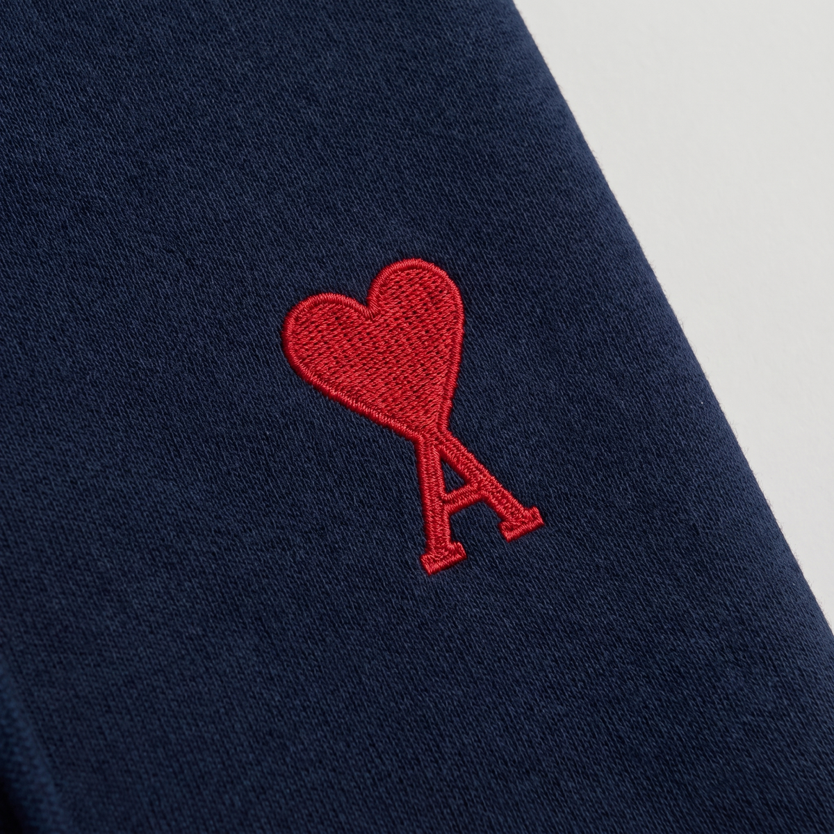Hoodie Bleu Marine Ami de Coeur Rouge En Coton – détail du logo