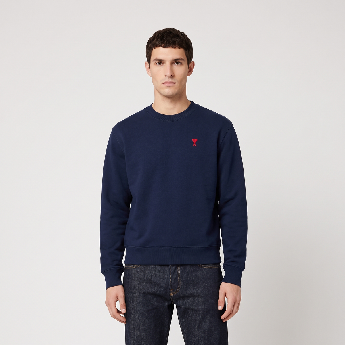 Sweatshirt Bleu Marine Ami de Coeur Rouge en Coton – porté – trois-quarts