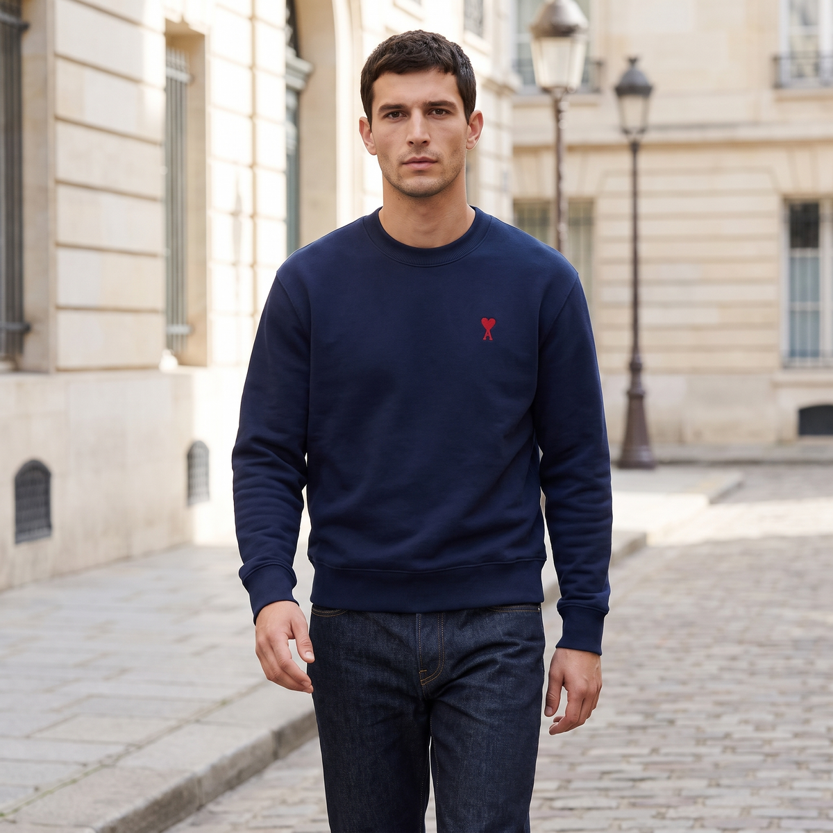 Sweatshirt Bleu Marine Ami de Coeur Rouge en Coton – porté – ambiance