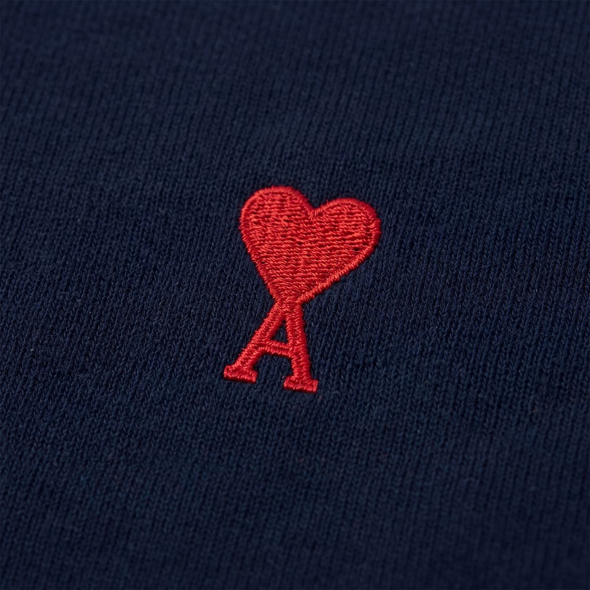 Sweatshirt Bleu Marine Ami de Coeur Rouge en Coton – détail du logo
