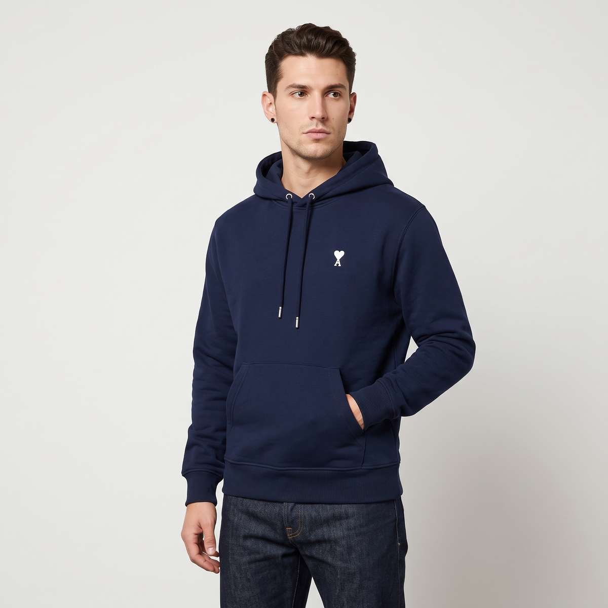 Hoodie Bleu Marine Ami de Coeur Blanc en Coton – porté – trois-quarts