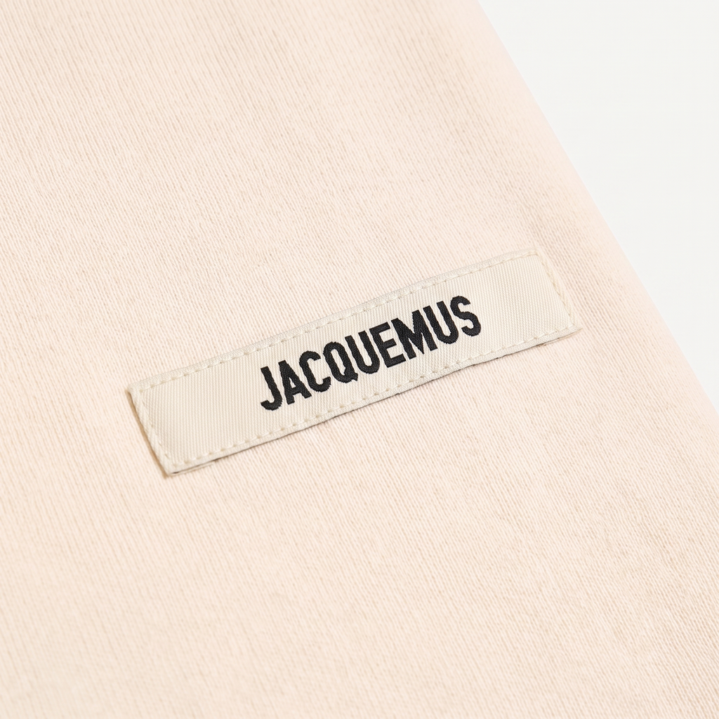 Le Hoodie Gros Grain Jacquemus Cream – détail du logo