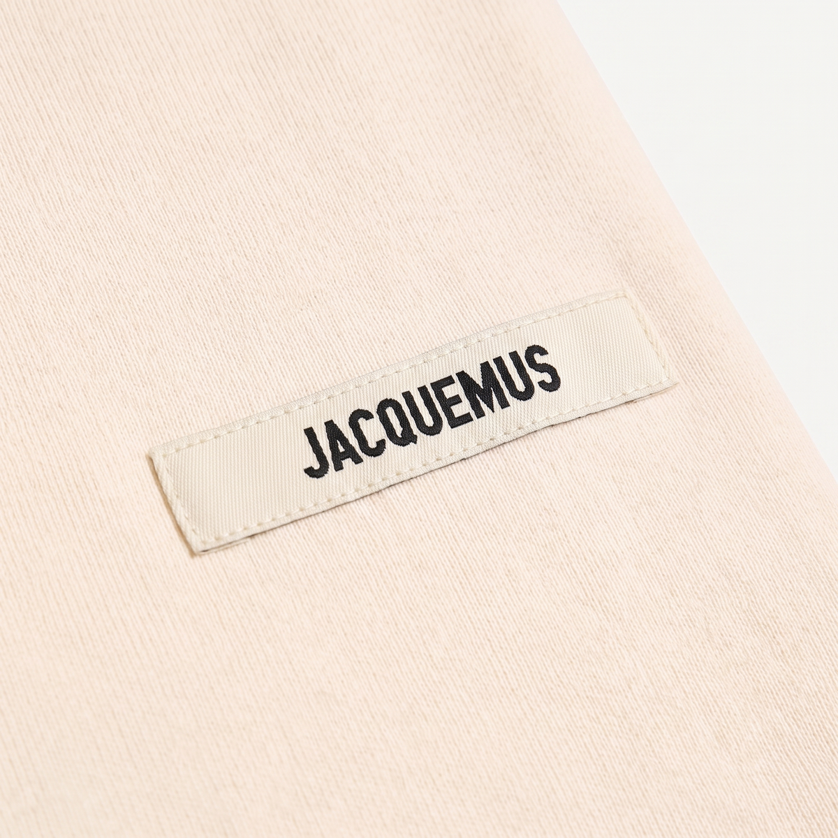 Le Hoodie Gros Grain Jacquemus Cream – détail du logo