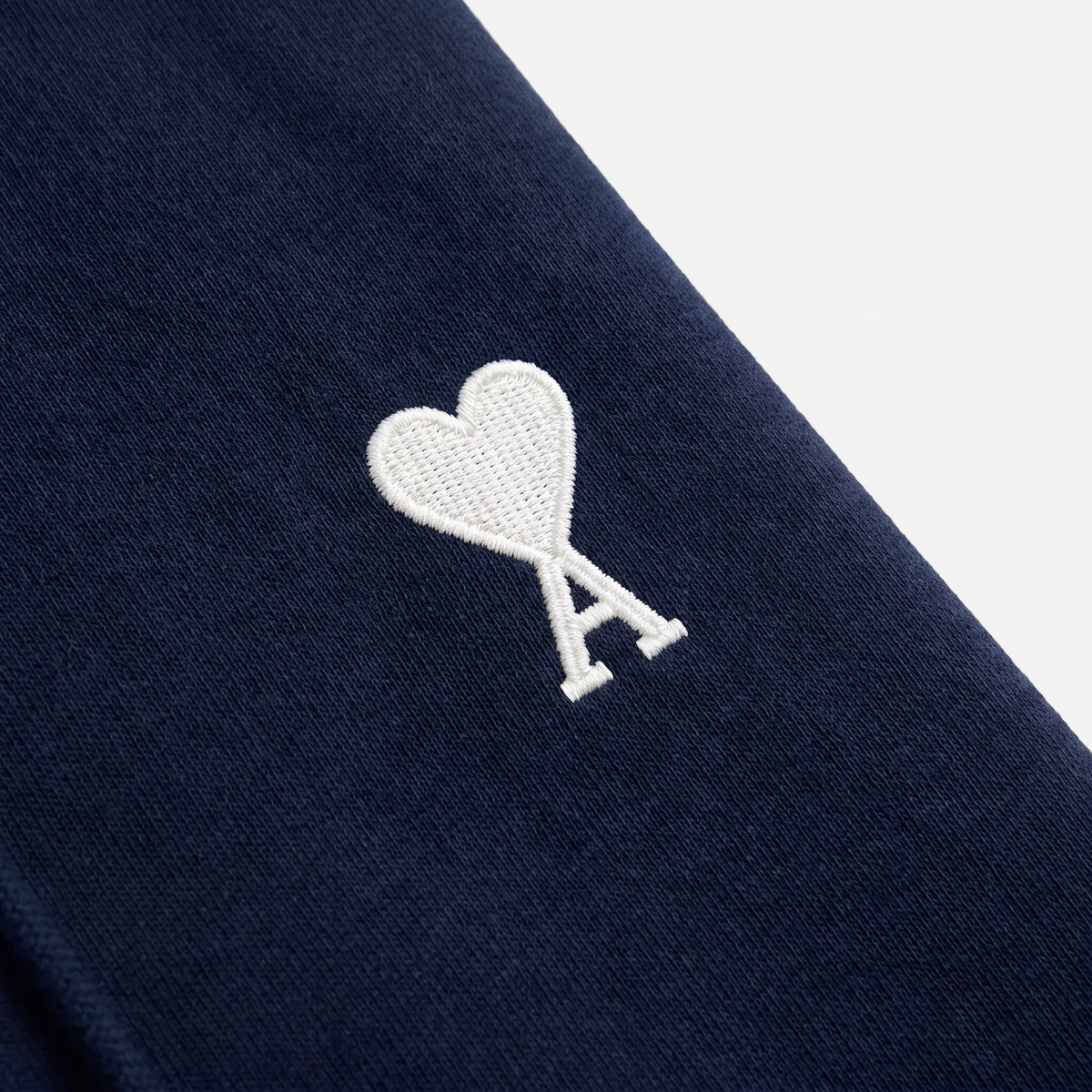 Hoodie Bleu Marine Ami de Coeur Blanc en Coton – détail du logo