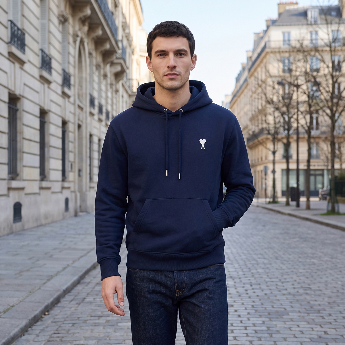 Hoodie Bleu Marine Ami de Coeur Blanc en Coton – porté – ambiance