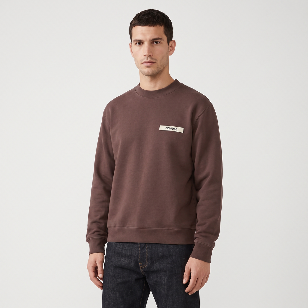 Le Sweatshirt Gros Grain Jacquemus Dark Brown – porté – trois-quarts