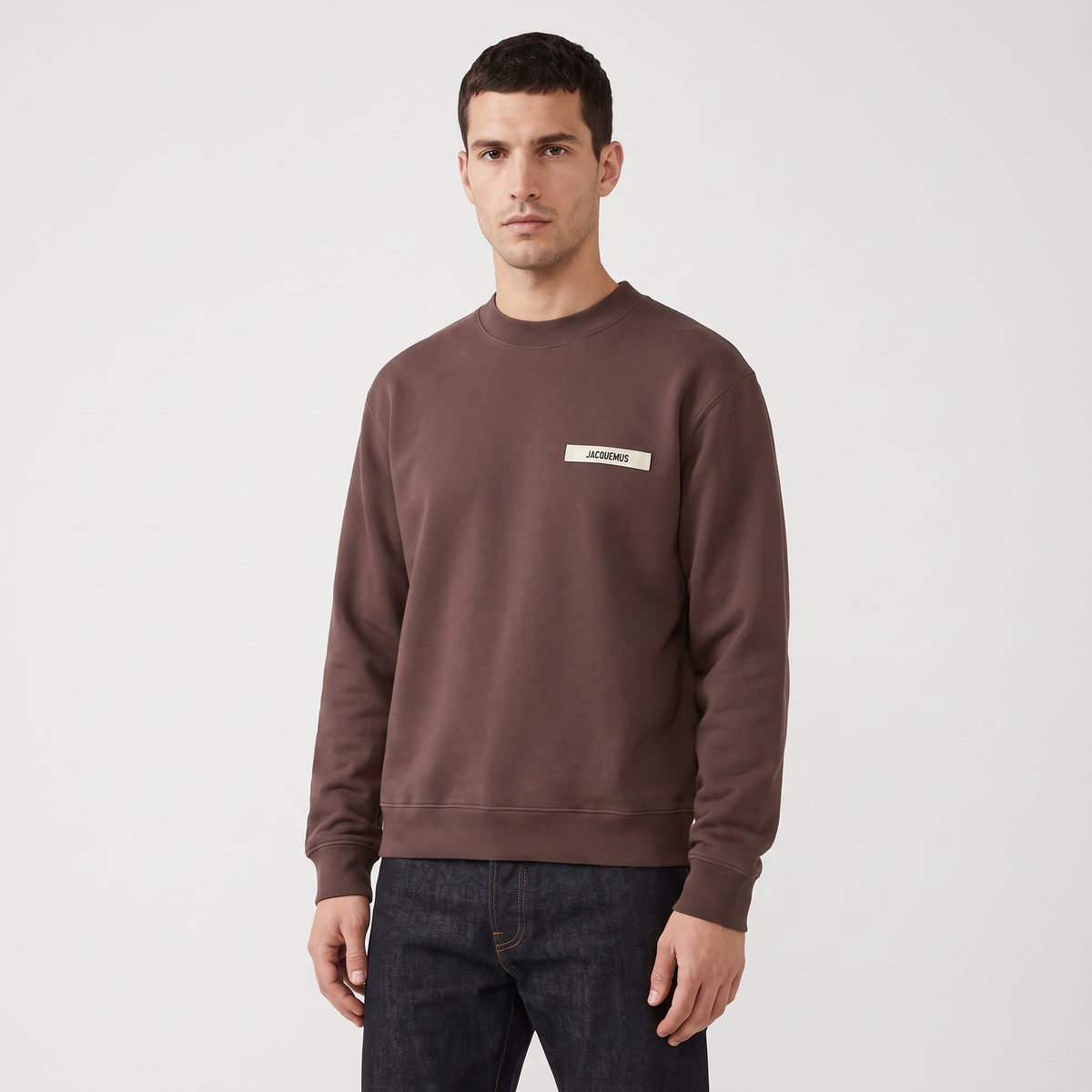 Le Sweatshirt Gros Grain Jacquemus Dark Brown – porté – trois-quarts