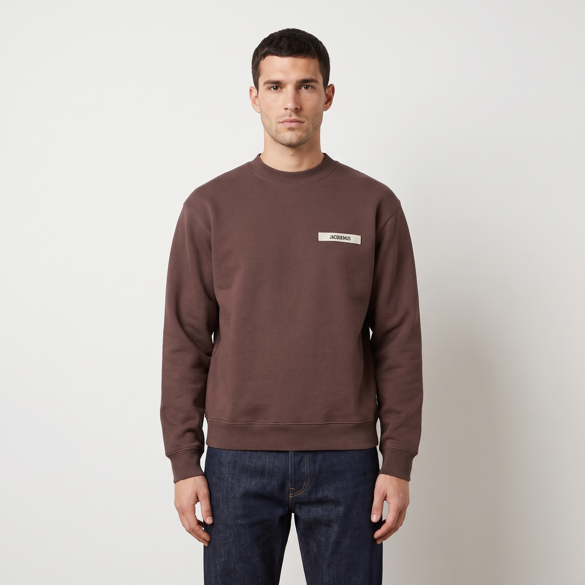Le Sweatshirt Gros Grain Jacquemus Dark Brown – porté – face