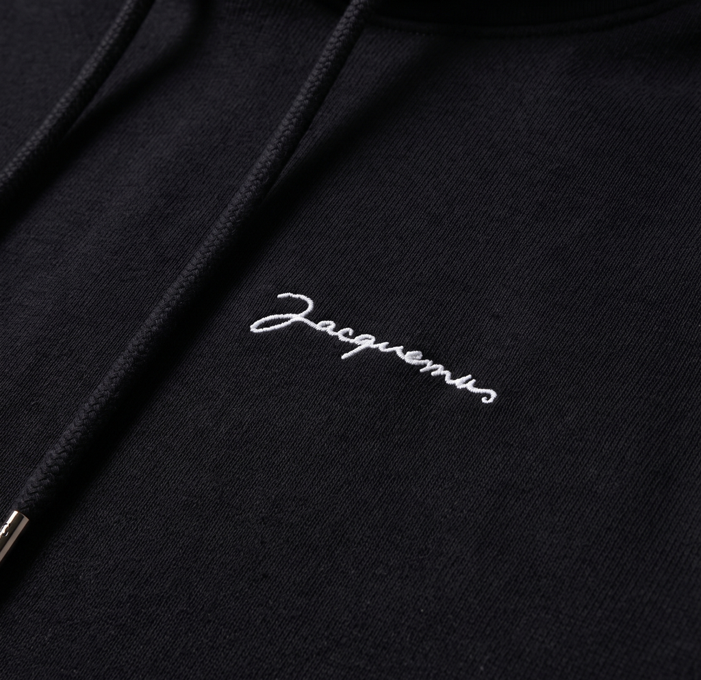 Le hoodie Brode Jacquemus Black – détail du logo
