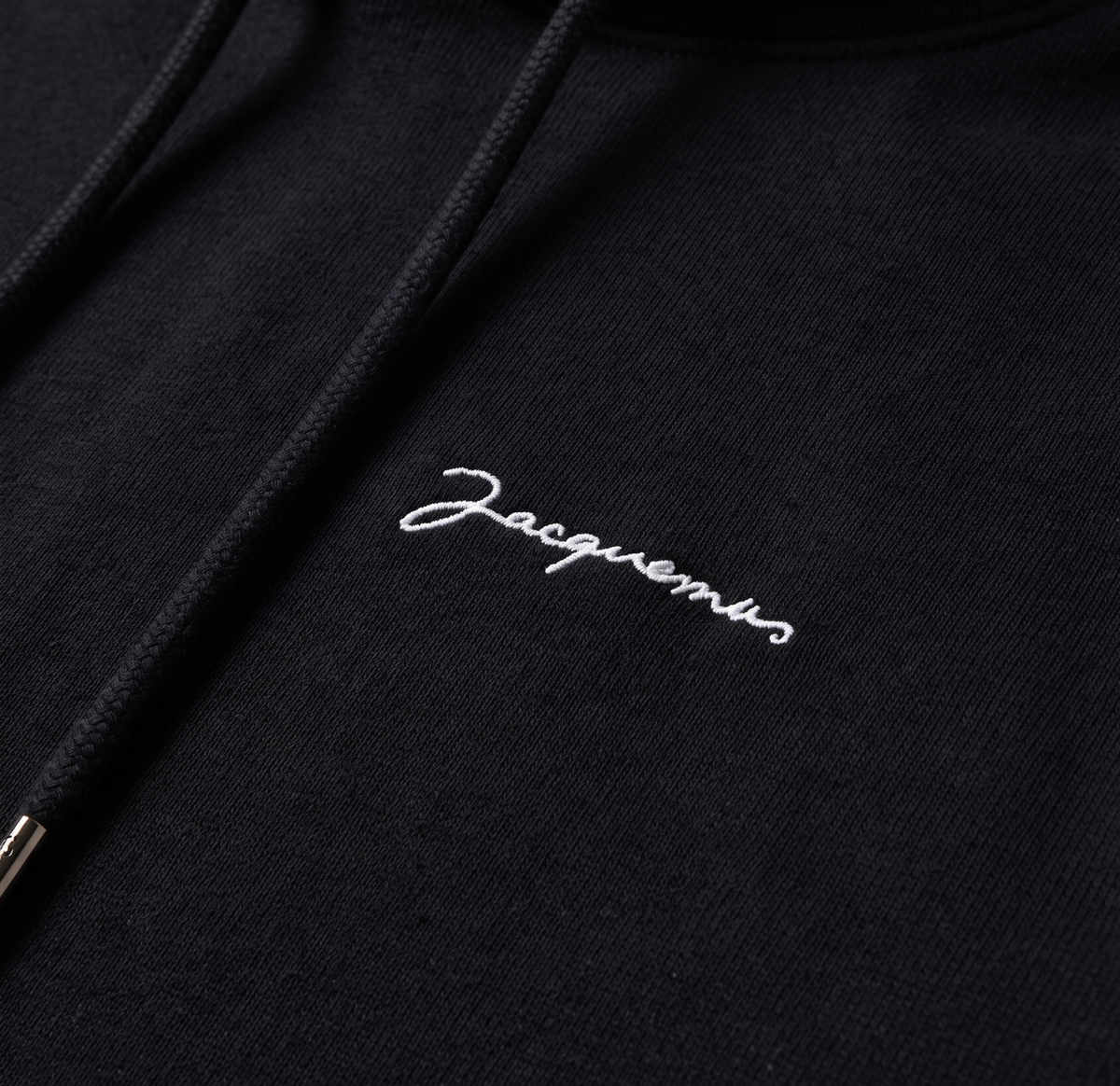 Le hoodie Brode Jacquemus Black – détail du logo
