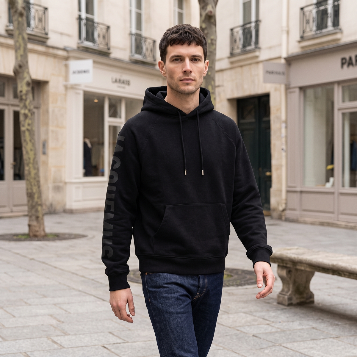 Le Hoodie Typo Jacquemus Noir – porté – ambiance