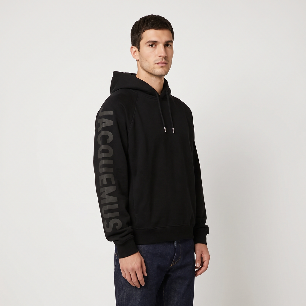 Le Hoodie Typo Jacquemus Noir – porté – trois-quarts