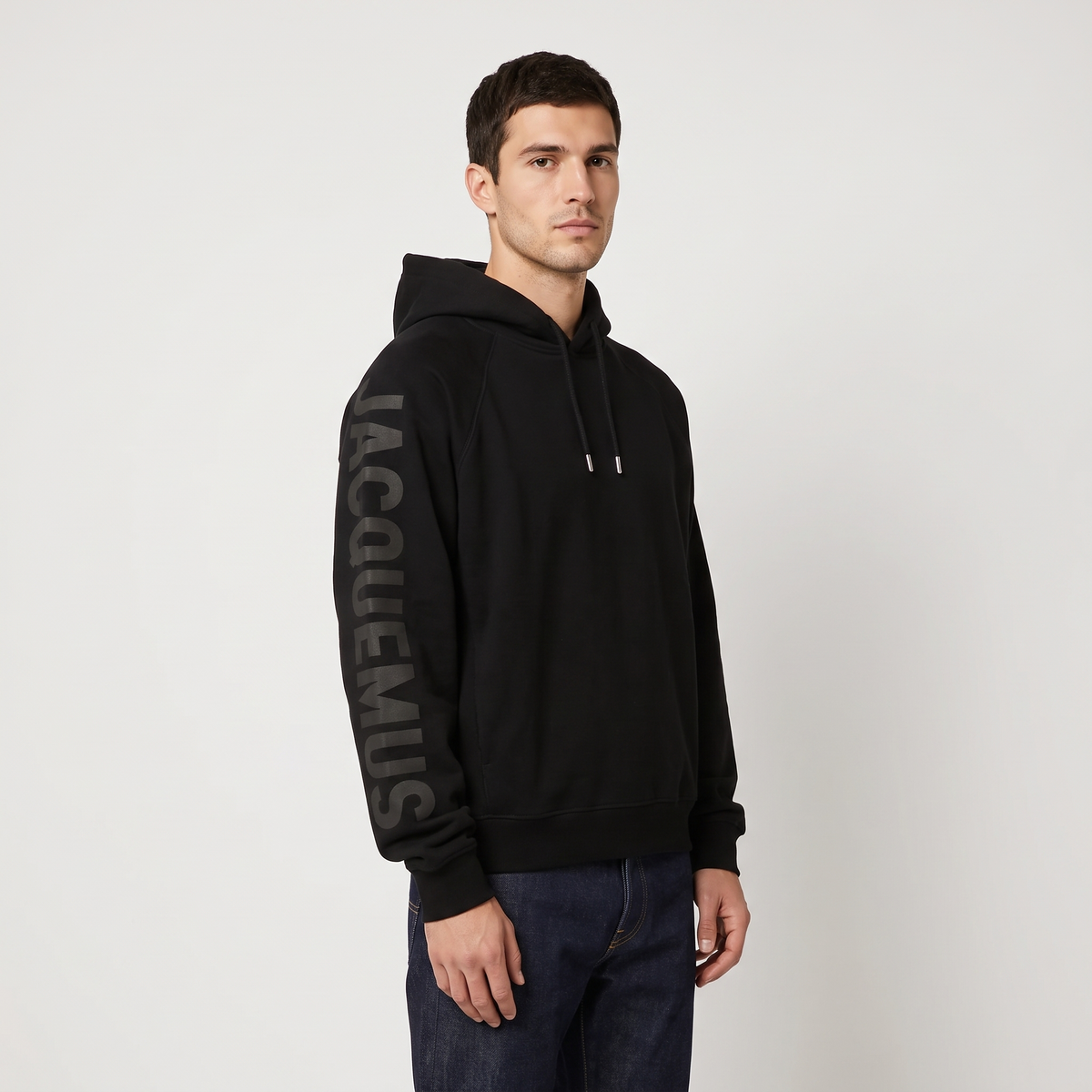 Le Hoodie Typo Jacquemus Noir – porté – trois-quarts