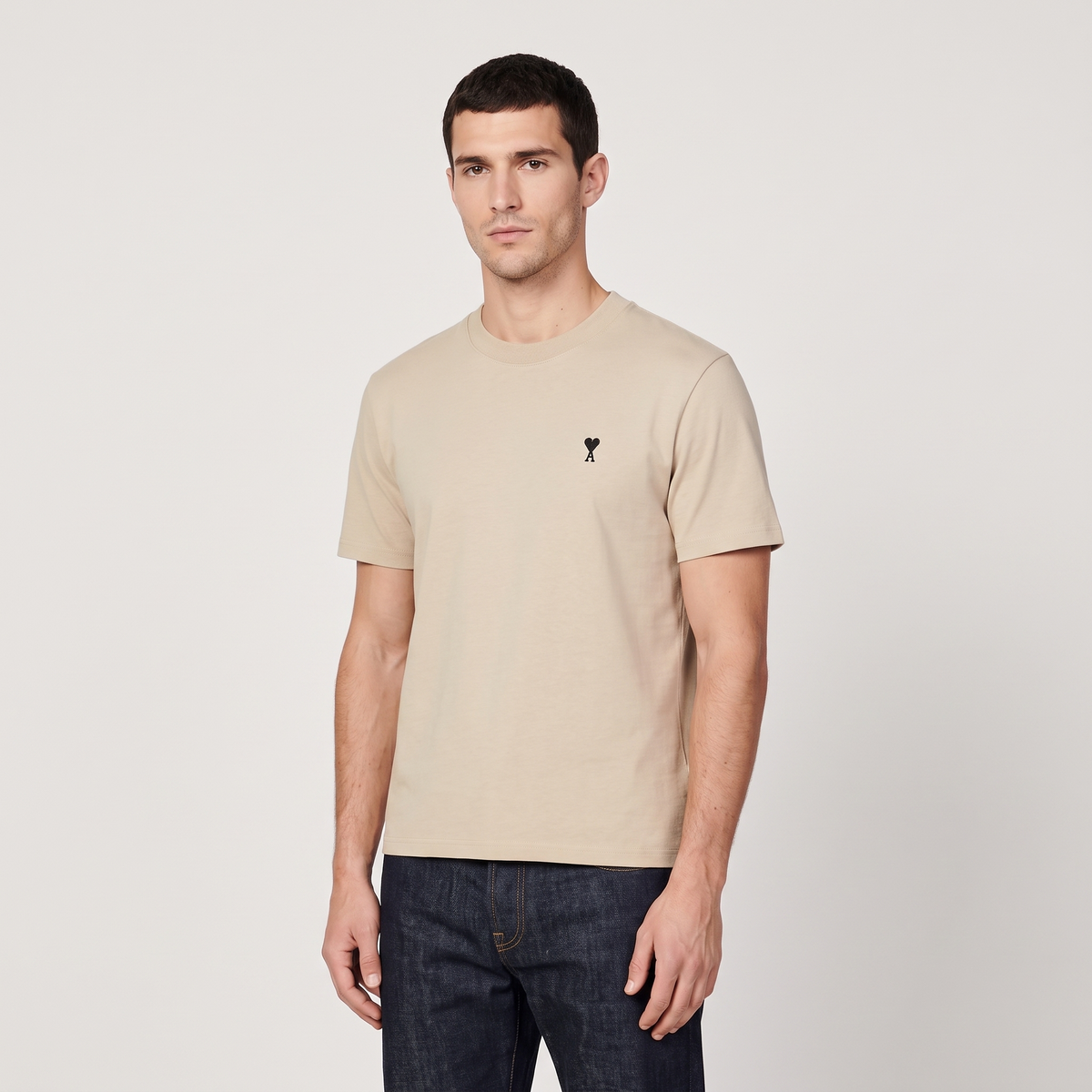 T-shirt Beige Ami De Coeur Noir En Coton – porté – trois-quarts