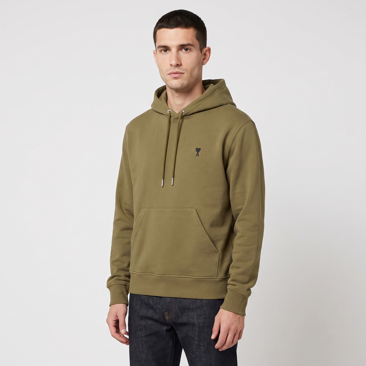Hoodie Vert Ami De Coeur Noir en Coton – porté – trois-quarts