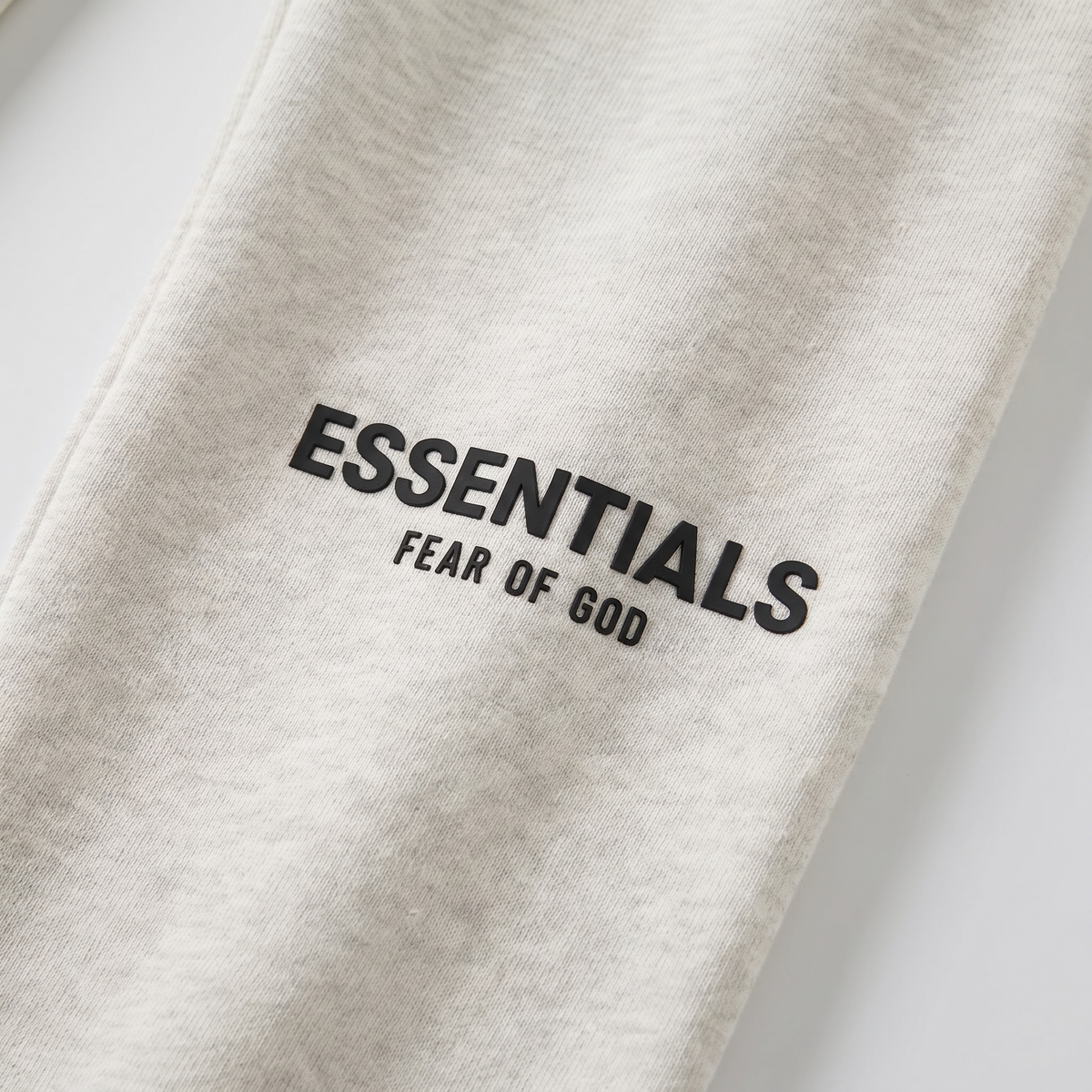 Fear of God Essentials Sweatpants Light Oatmeal – détail du logo