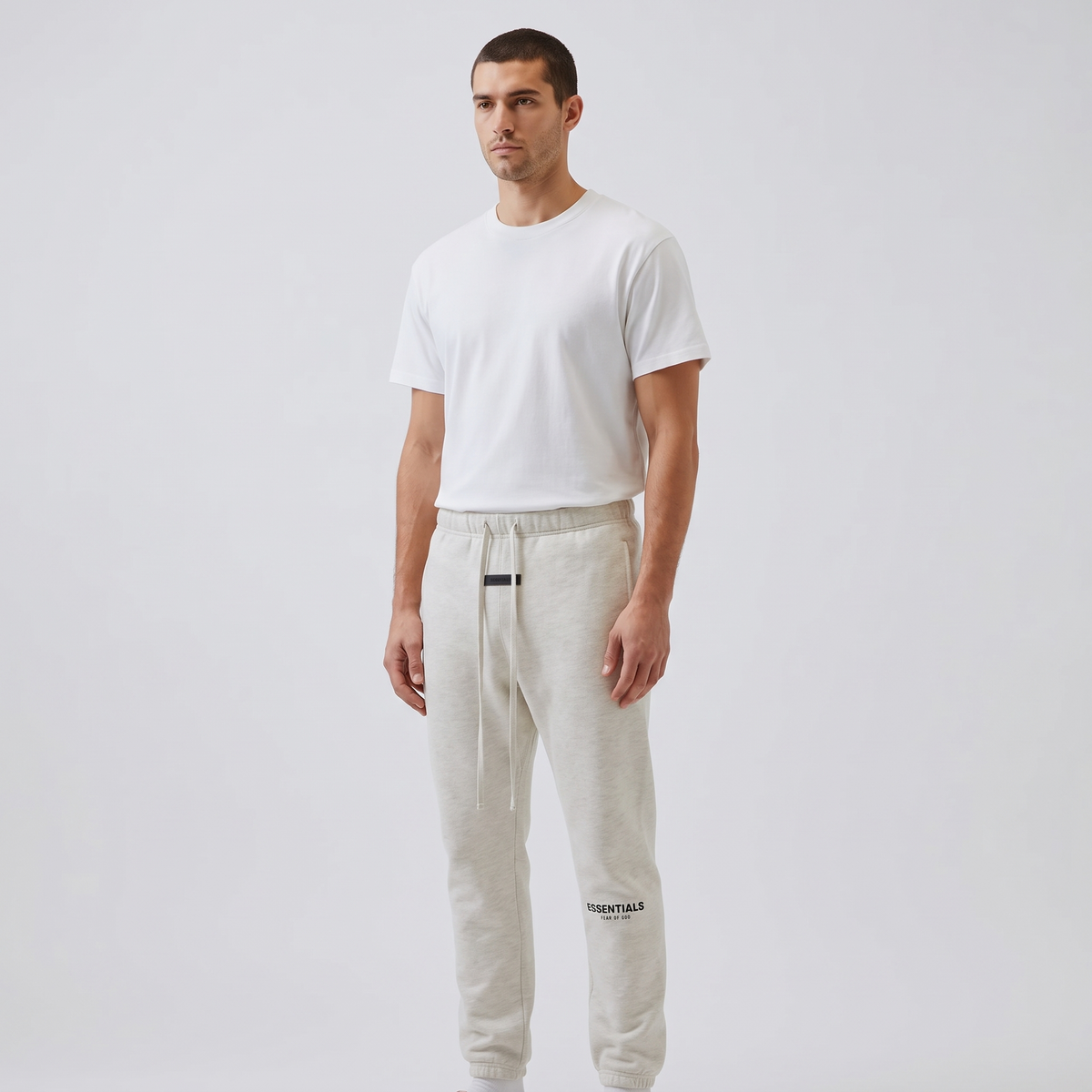Fear of God Essentials Sweatpants Light Oatmeal – porté – trois-quarts