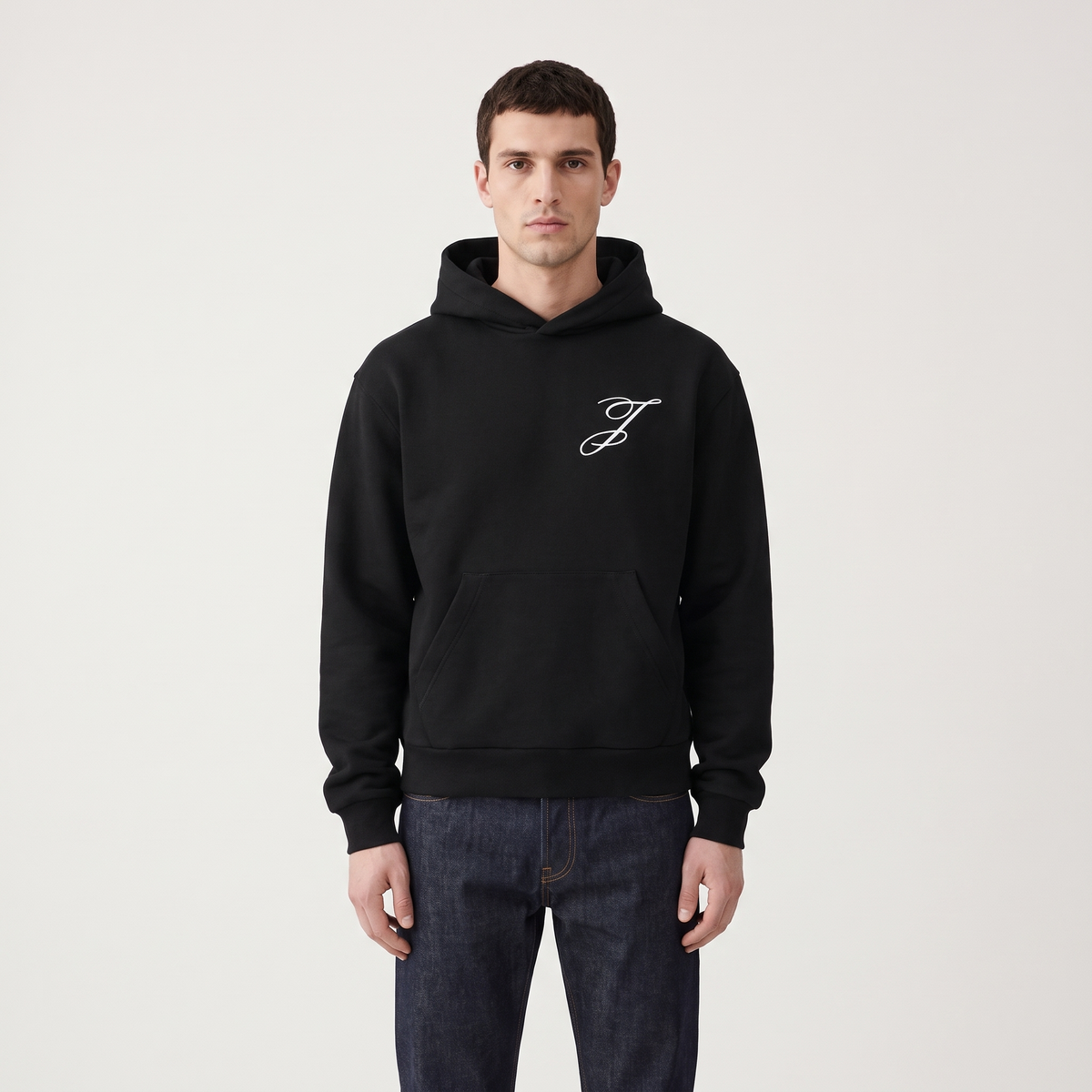Le Hoodie Logo Jacquemus Noir – porté – face