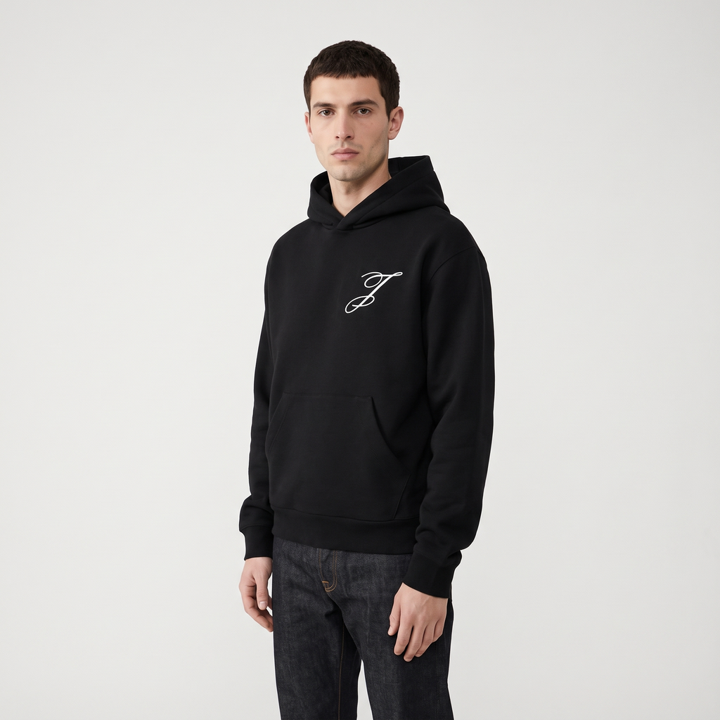 Le Hoodie Logo Jacquemus Noir – porté – trois-quarts