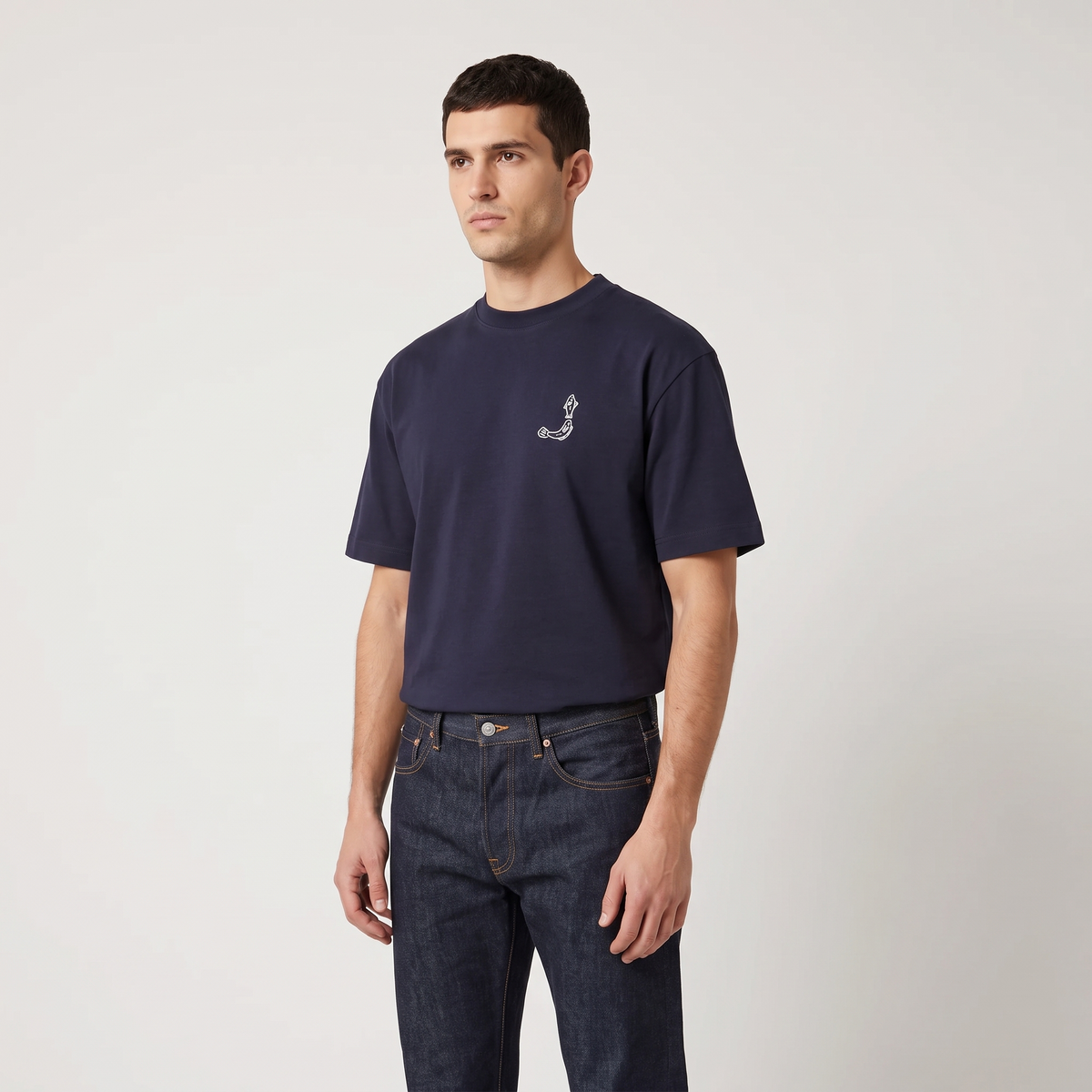Le t-shirt Merù Jacquemus Navy – porté – trois-quarts