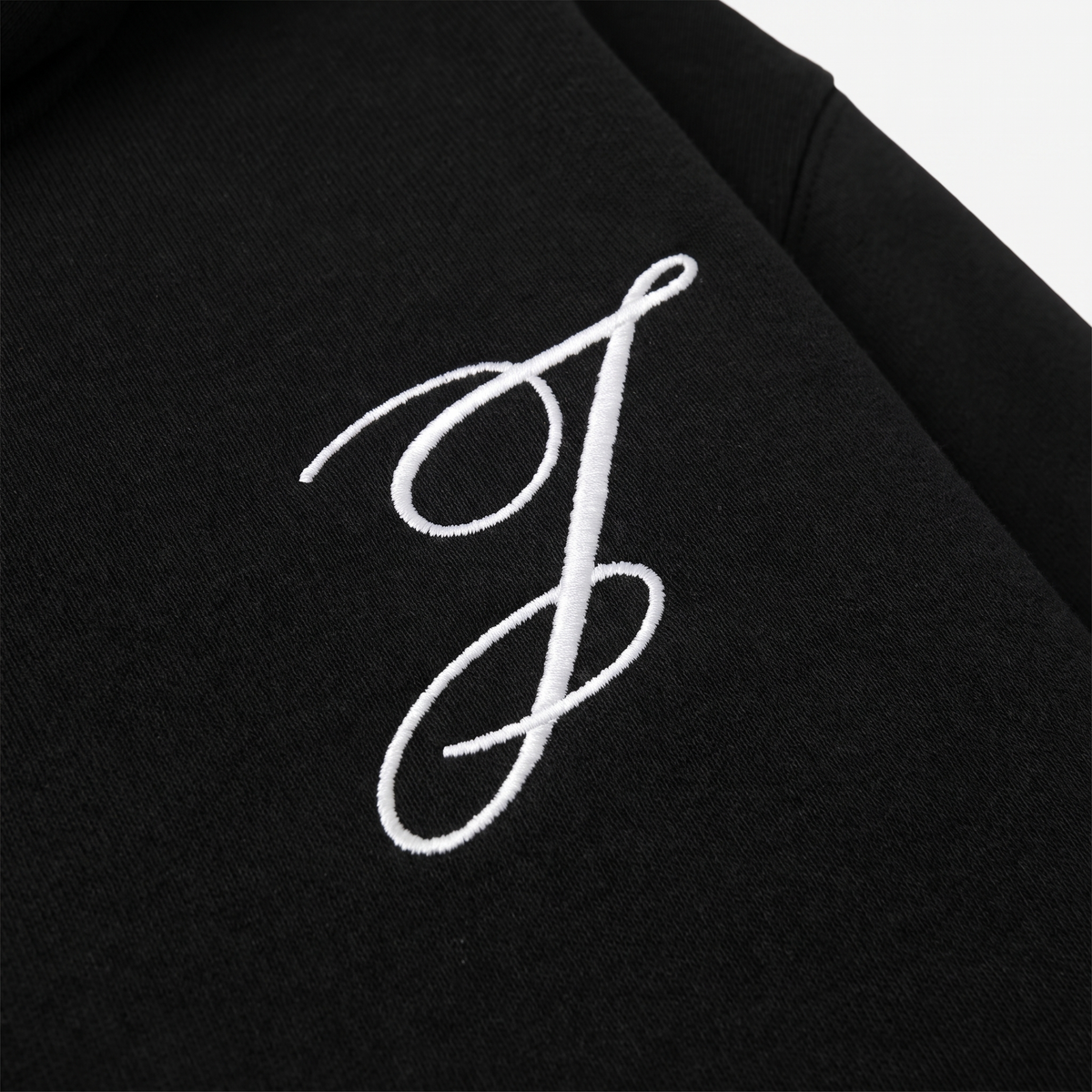 Le Hoodie Logo Jacquemus Noir – détail du logo