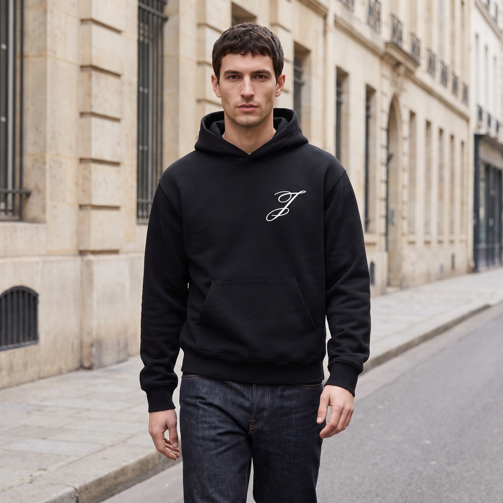 Le Hoodie Logo Jacquemus Noir – porté – ambiance