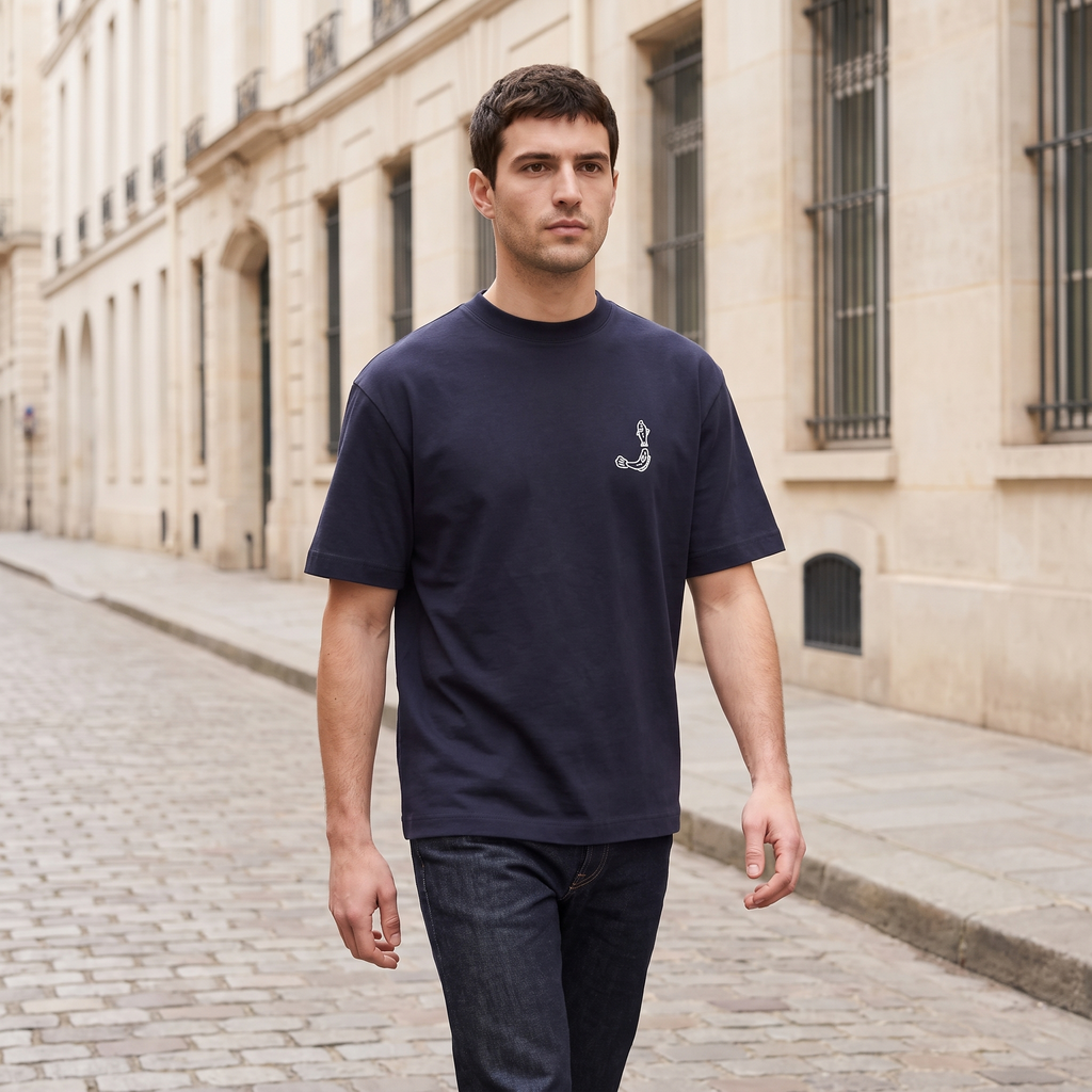 Le t-shirt Merù Jacquemus Navy – porté – ambiance