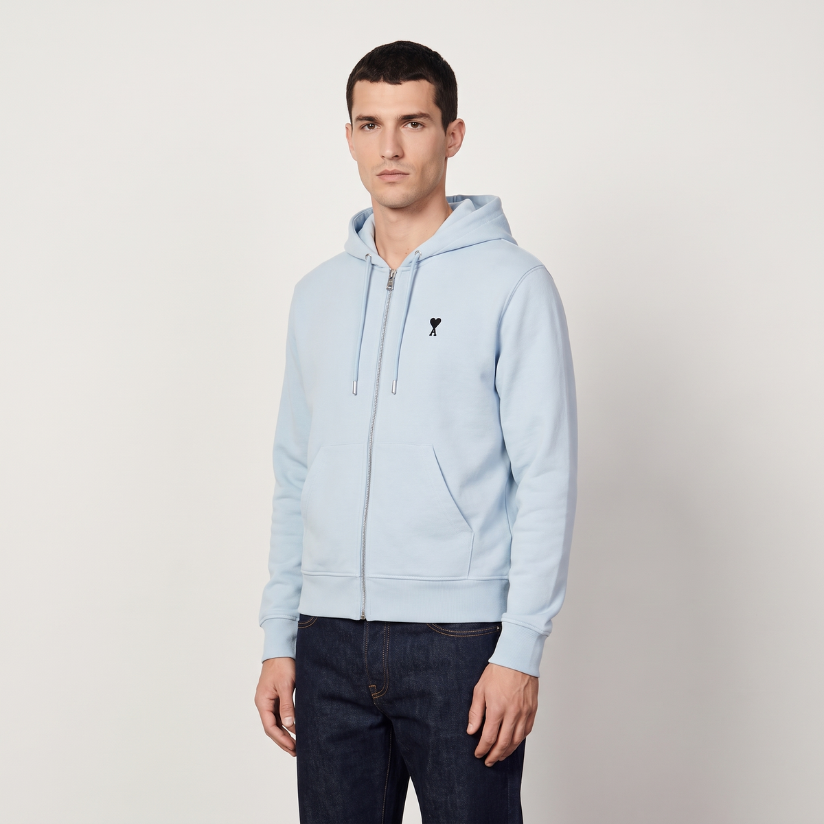 Hoodie Zippe Ami De Coeur Noir Bleu Ciel en Coton – porté – trois-quarts
