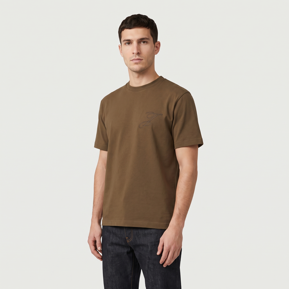 Le t-shirt Logo Jacquemus Khaki – porté – trois-quarts