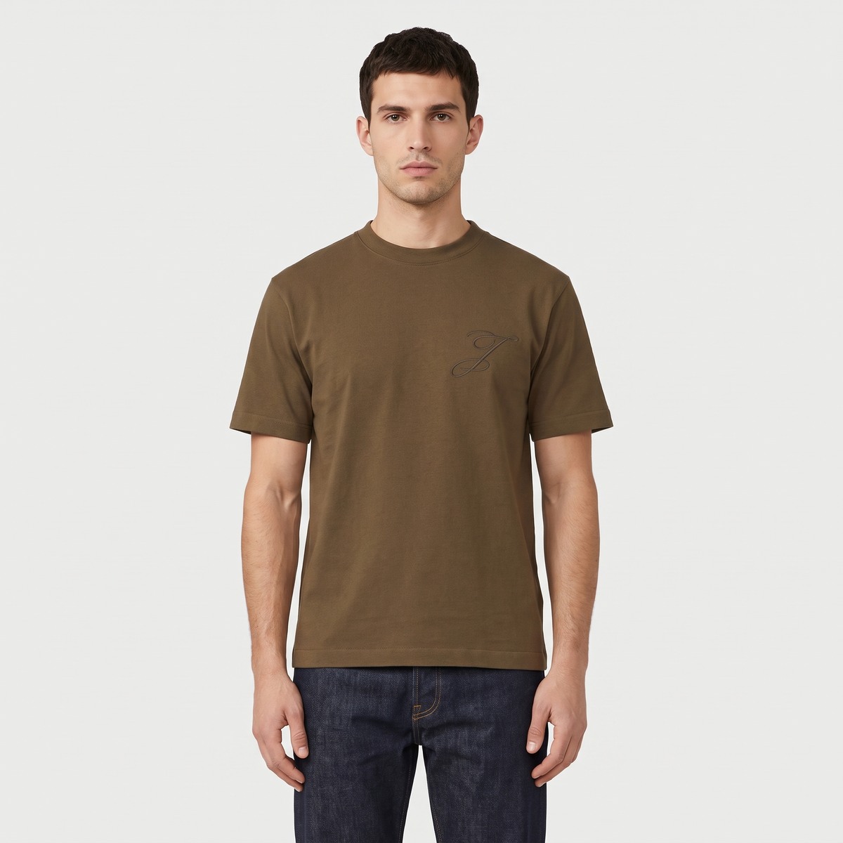 Le t-shirt Logo Jacquemus Khaki – porté – face