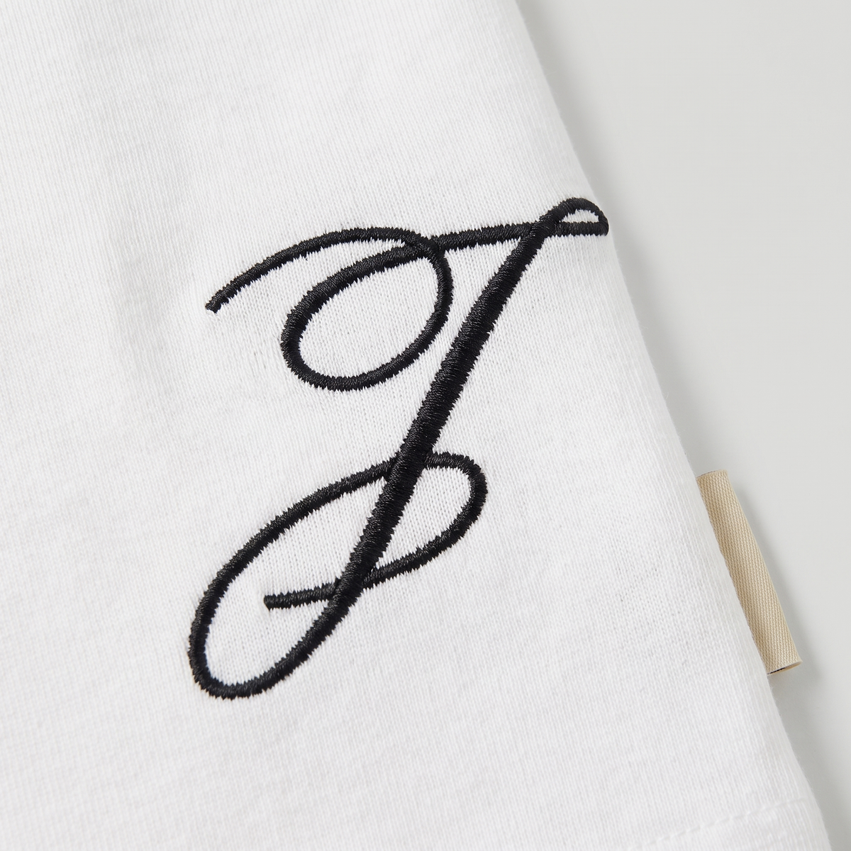 Le t-shirt Logo Jacquemus White – détail du logo
