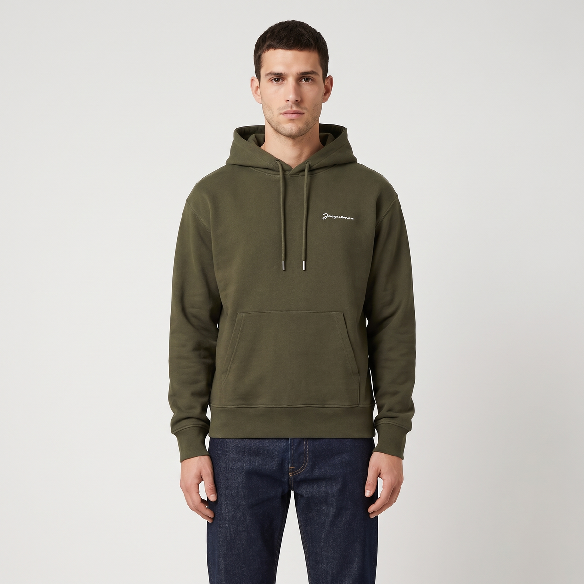 Le hoodie Brode Jacquemus Dark Khaki – porté – face