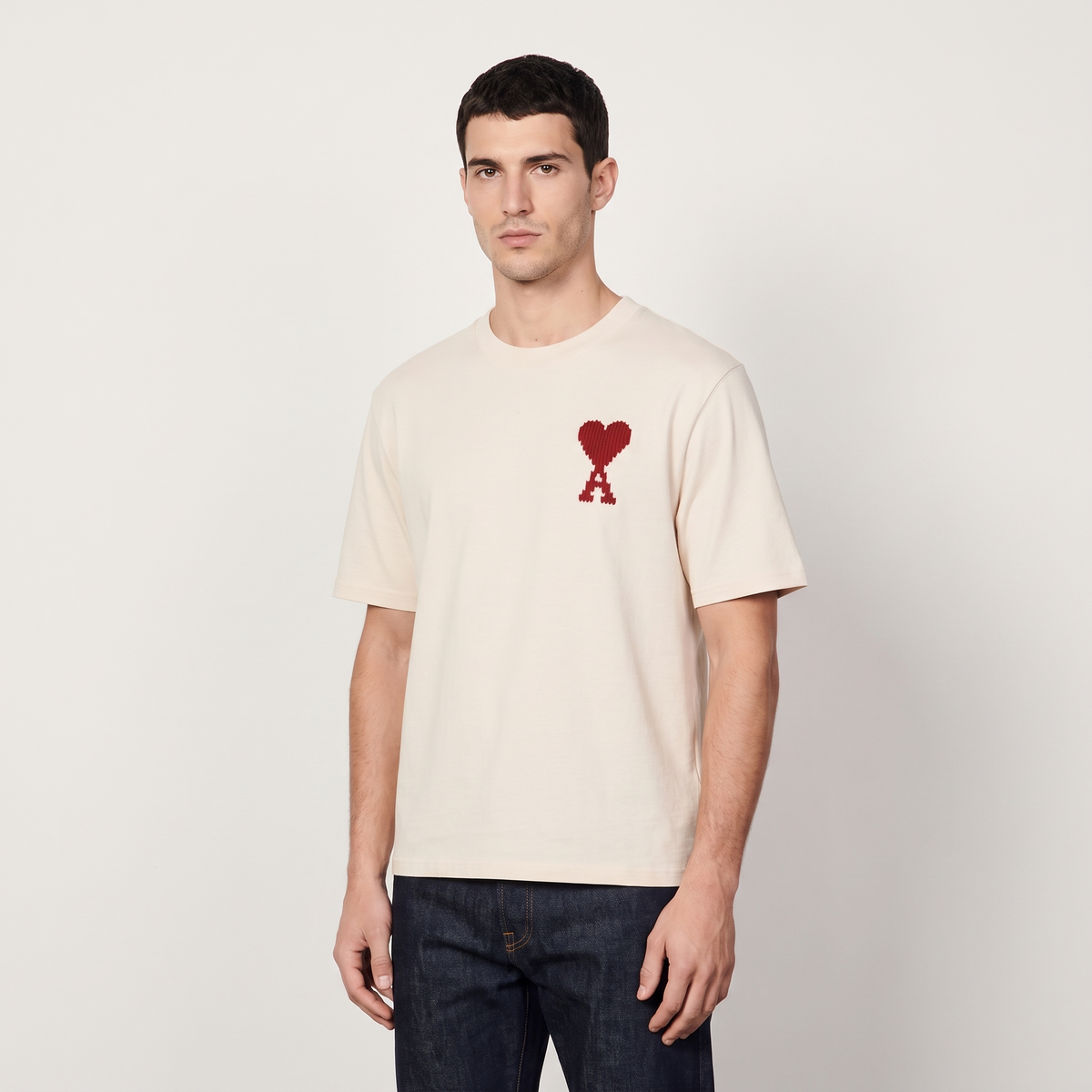 T-shirt Beige Ami Soleil Rouge – porté – trois-quarts