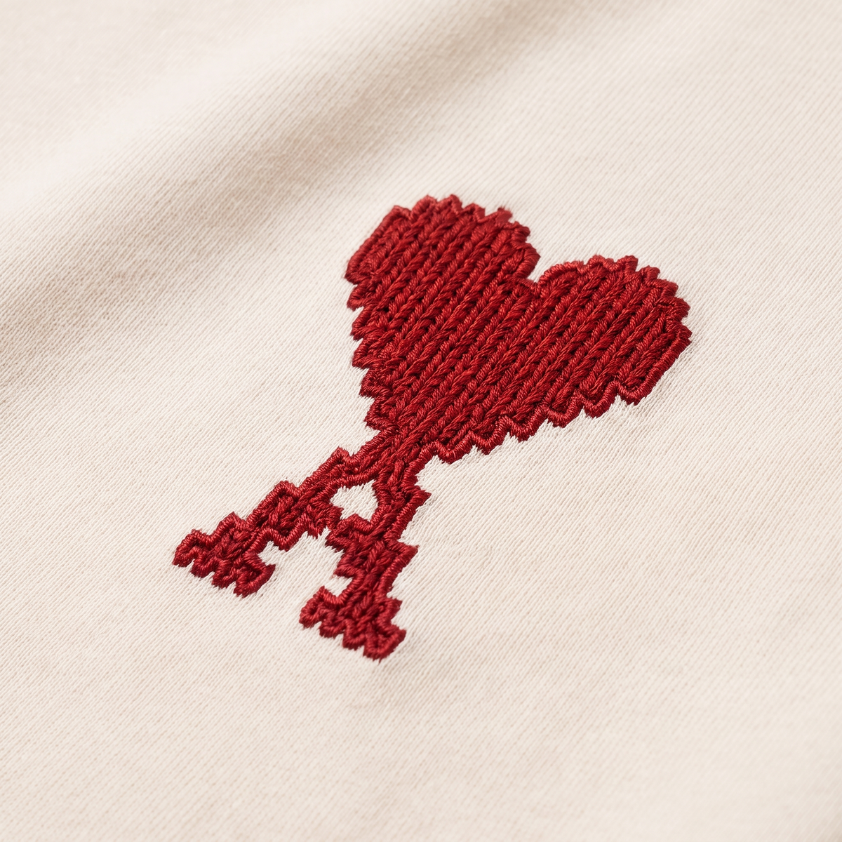 T-shirt Beige Ami Soleil Rouge – détail du logo