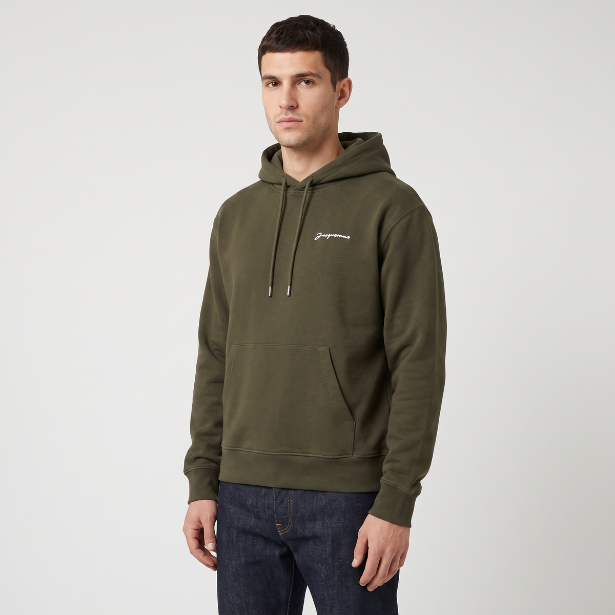 Le hoodie Brode Jacquemus Dark Khaki – porté – trois-quarts