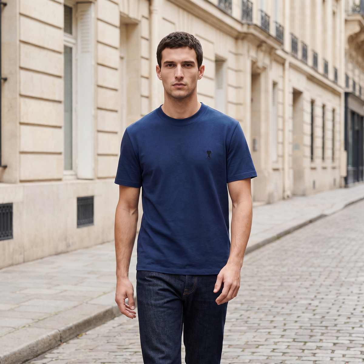 T-shirt Bleu Marine Ami de Coeur Noir en Coton – porté – ambiance