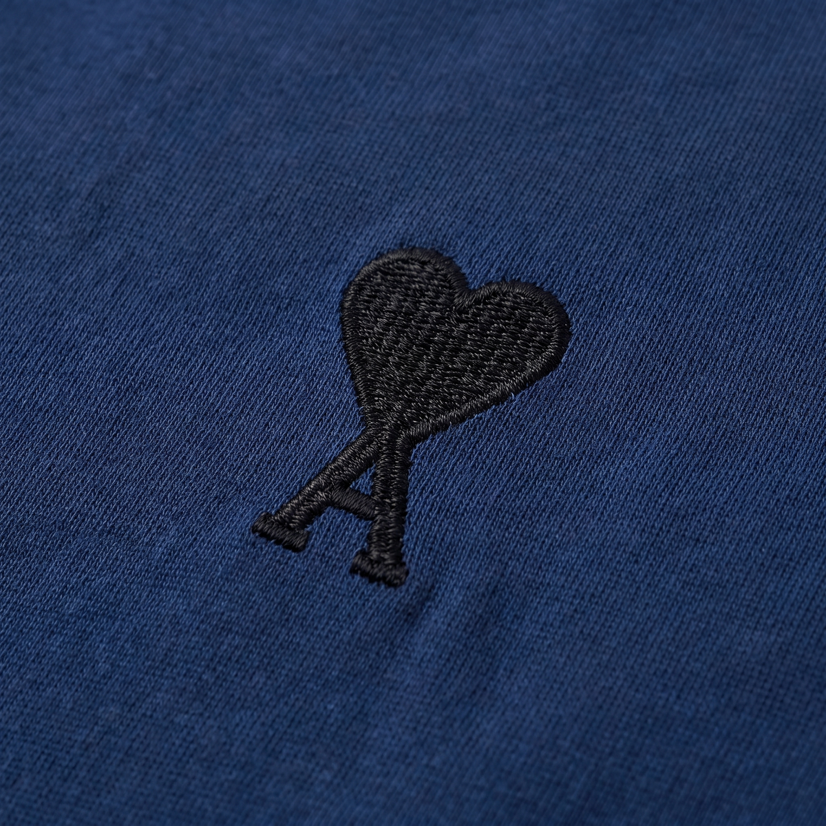 T-shirt Bleu Marine Ami de Coeur Noir en Coton – détail du logo