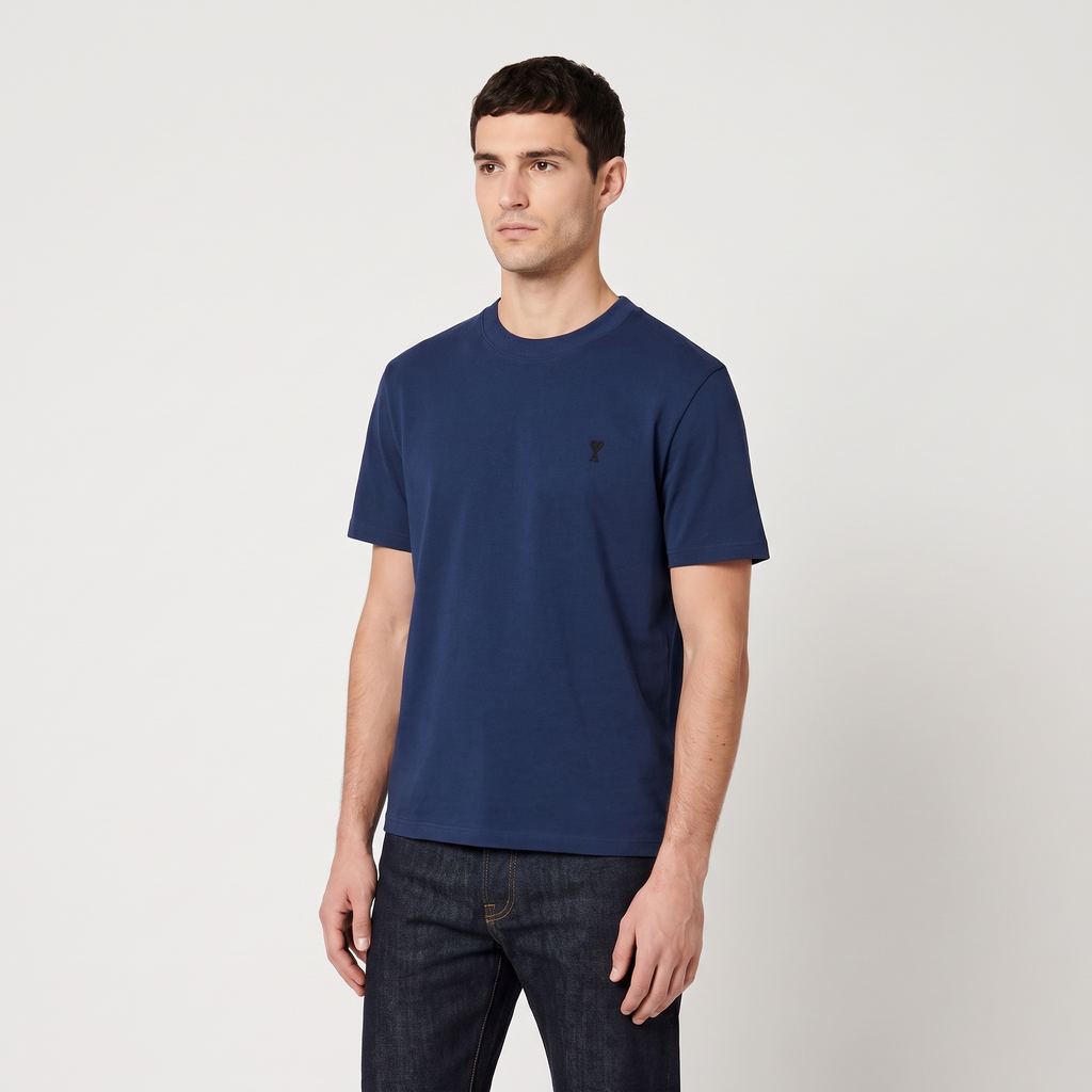 T-shirt Bleu Marine Ami de Coeur Noir en Coton – porté – trois-quarts