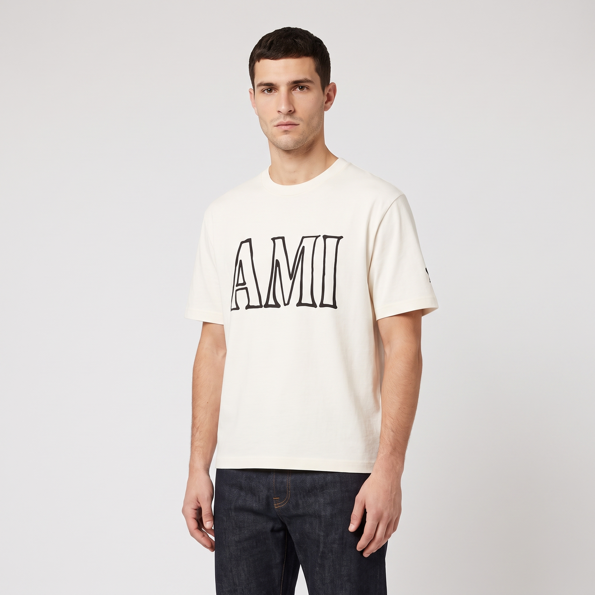 T-shirt Ami Imprimé Crème En Coton – porté – trois-quarts