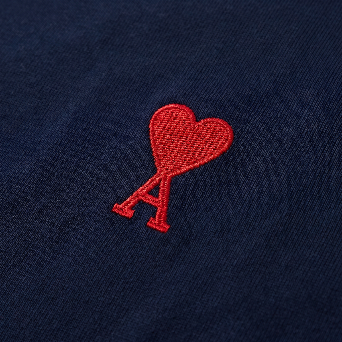 T-shirt Bleu Marine Ami de Coeur Rouge en Coton – détail du logo