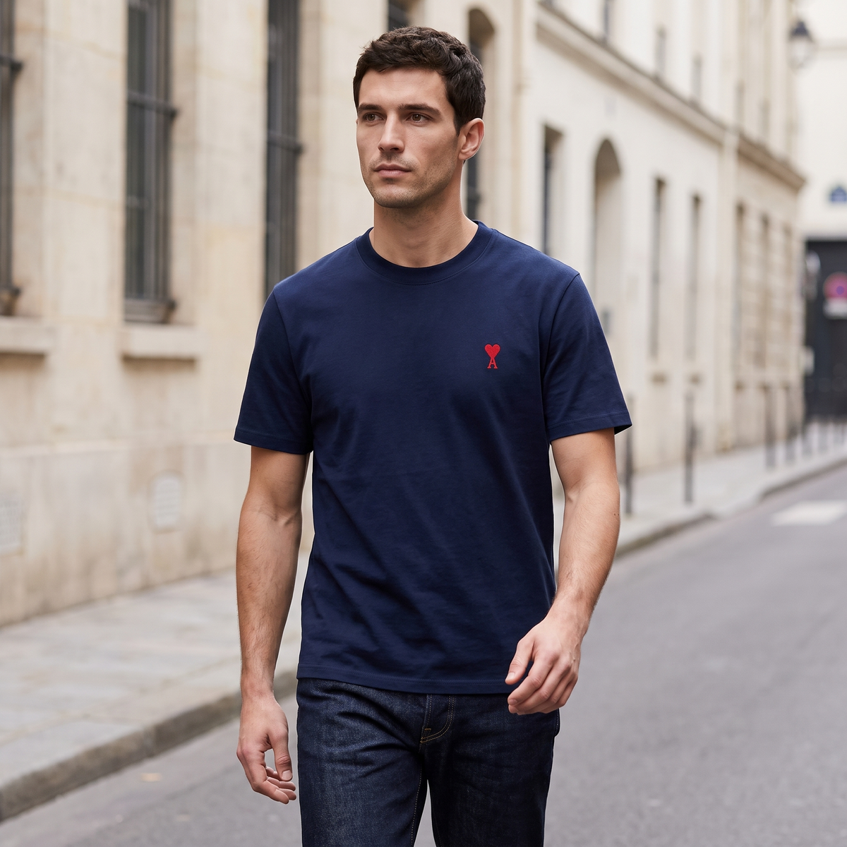 T-shirt Bleu Marine Ami de Coeur Rouge en Coton – porté – ambiance