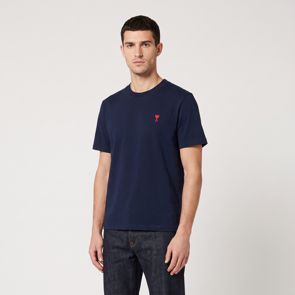 T-shirt Bleu Marine Ami de Coeur Rouge en Coton – porté – trois-quarts