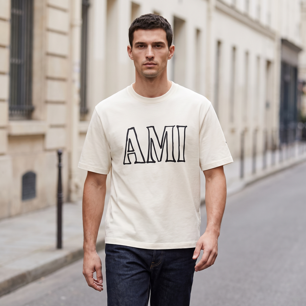 T-shirt Ami Imprimé Crème En Coton – porté – ambiance