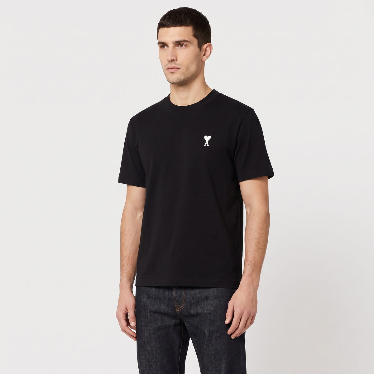 T-shirt Noir Ami de Coeur Blanc en Coton – porté – trois-quarts