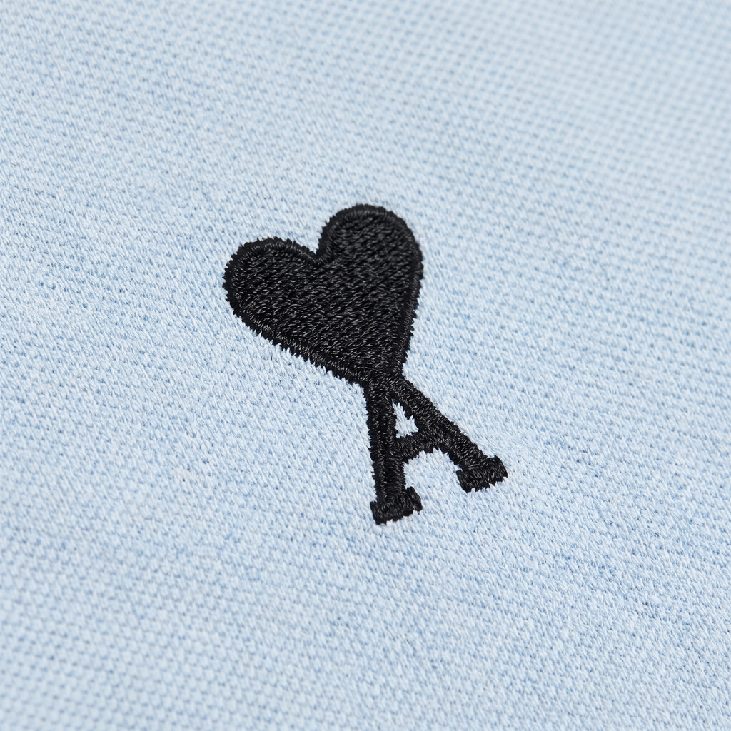 Polo Bleu Ciel Ami de Coeur Noir en Coton – détail du logo