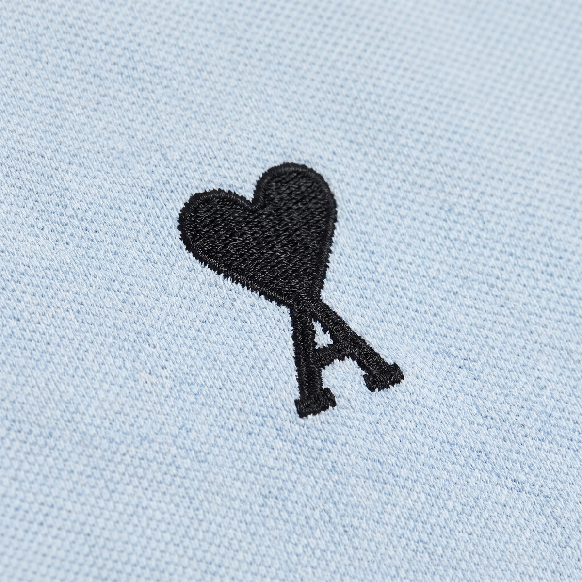 Polo Bleu Ciel Ami de Coeur Noir en Coton – détail du logo