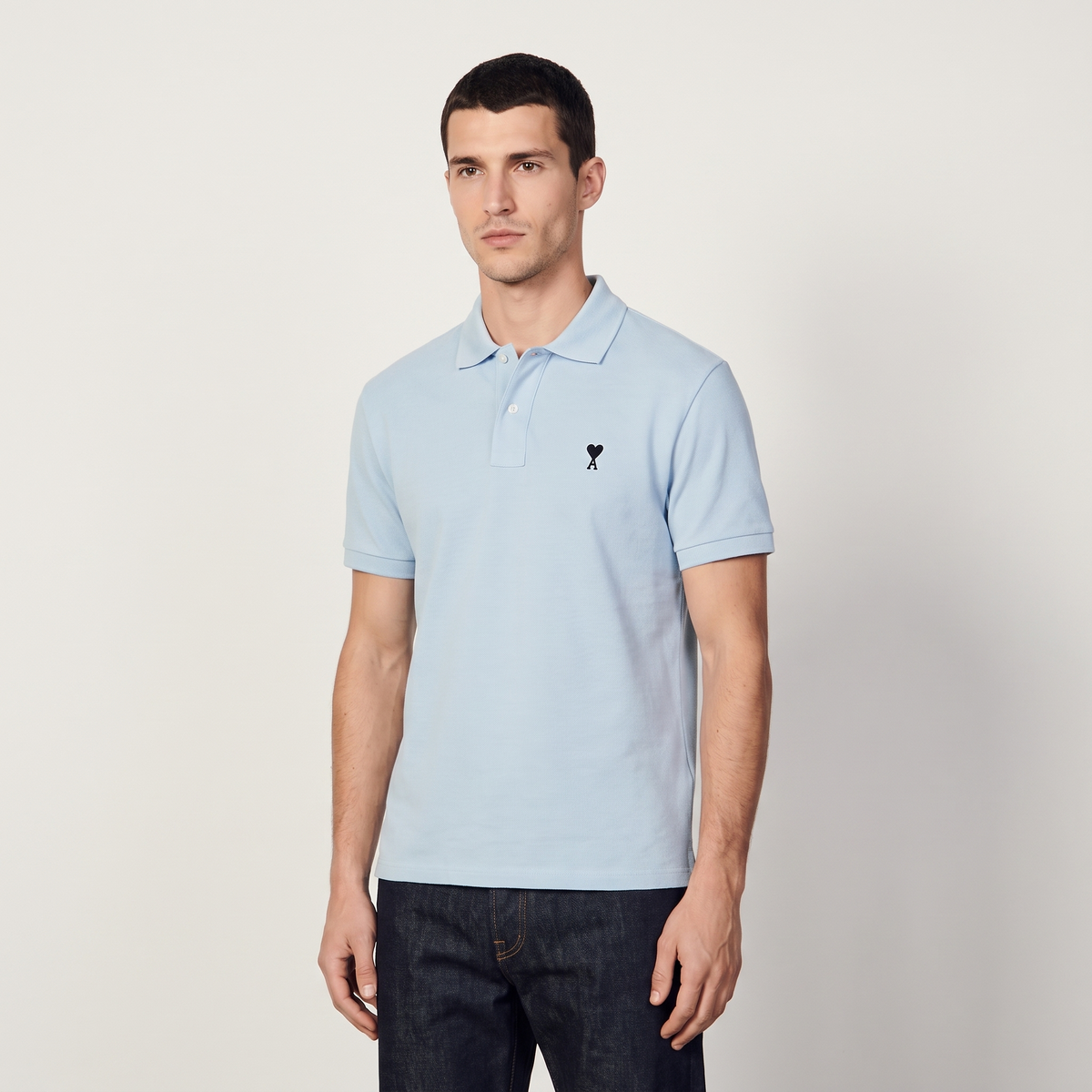 Polo Bleu Ciel Ami de Coeur Noir en Coton – porté – trois-quarts