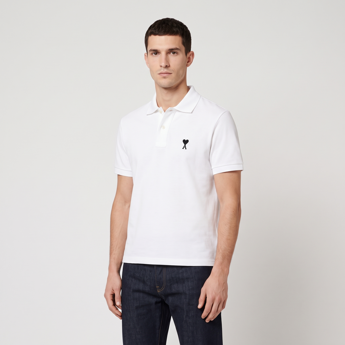 Polo Blanc Ami de Coeur Noir en Coton – porté – trois-quarts